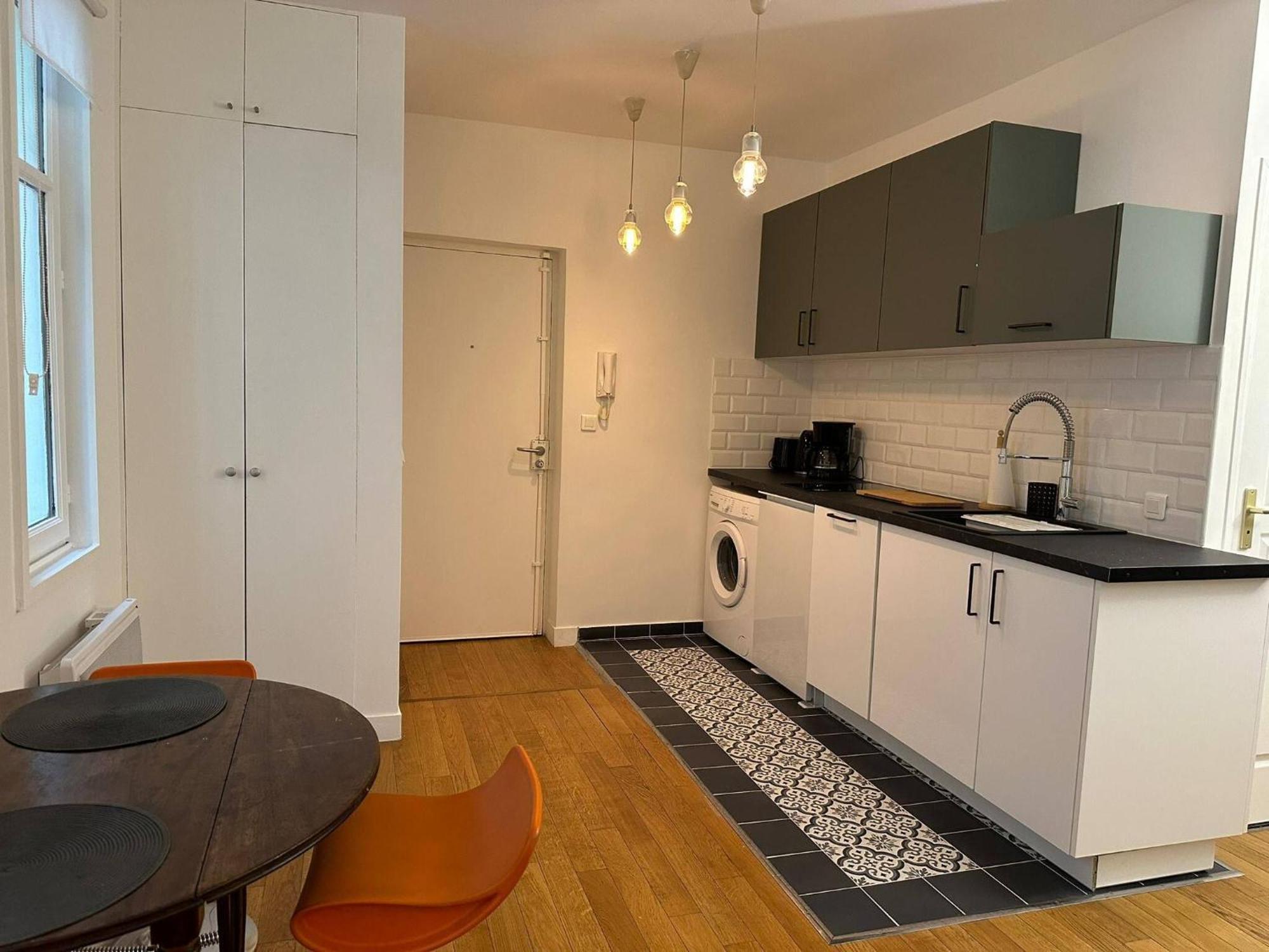 Renovated Terraced In Montmartre * Paris